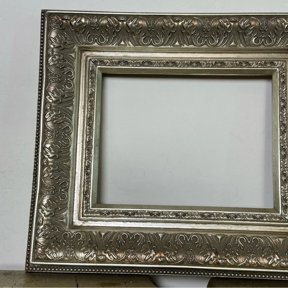 Vintage ‘Antique look’ Silver tone Ornate Veneer Decorative Frame 10x8” opening